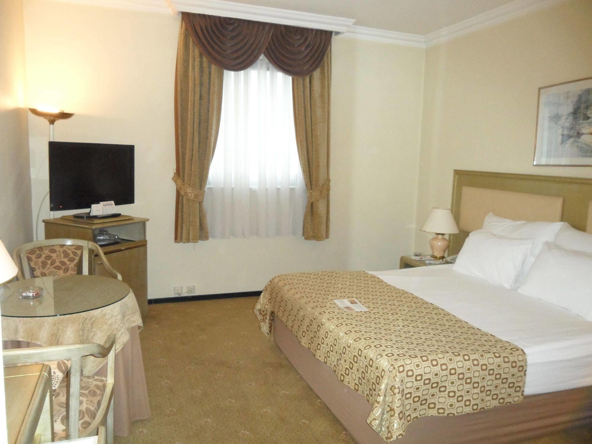 Guenes Hotel Merter Istambul Exterior foto